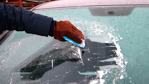 Как быстро разморозить окна автомобиля снаружи